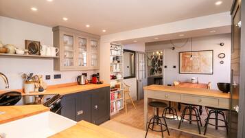 Cottage | Private kitchen | Fridge, dishwasher, cookware/dishes/utensils