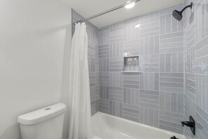 Ensemble douche/baignoire, sèche-cheveux, serviettes fournies, savon