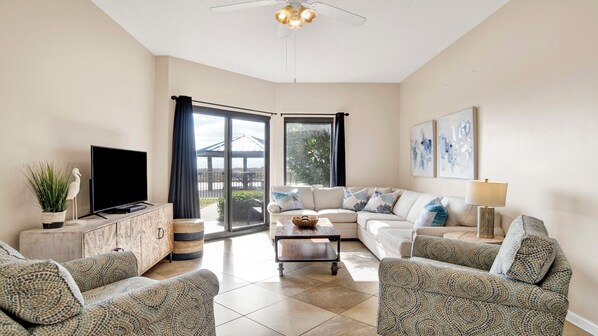 Living area - Ground floor! Steps from the splash pad/beach/grills (Orange Beach)