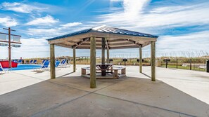 Outdoor dining - Ground floor! Steps from the splash pad/beach/grills (Orange Beach)