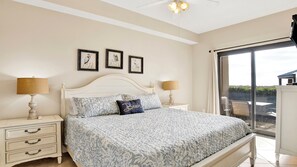 2 bedrooms, iron/ironing board, free WiFi, bed sheets - Ground floor! Steps from the splash pad/beach/grills (Orange Beach)
