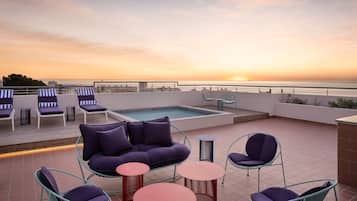 Piscina externa, espreguiçadeiras