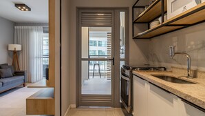 Una cocina moderna con horno empotrado y pileta de acero inoxidable.