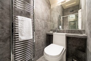 House, Multiple Beds | Bathroom