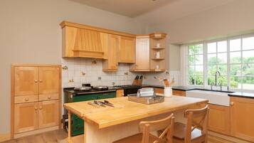 House, Multiple Beds | Private kitchen | Fridge, microwave, oven, stovetop