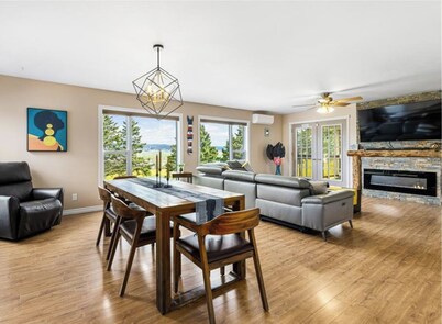 Amazing Waterviews Fundy’s Lighthouse Cottage B&B & Lost Lobster Room