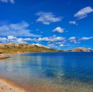 Beach - 2 Bed Flat - Sleeps 8 - Parking - Wifi (Novalja)