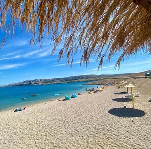 Beach - 2 Bed Flat - Sleeps 8 - Parking - Wifi (Novalja)