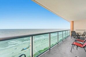 Un balcone con vista sulla spiaggia e sull'oceano.