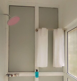 Executive Studio | Bathroom | Shower, towels - Celio Jardine Lavington (Nairobi)