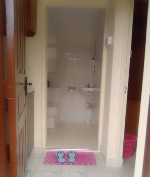 Executive Studio | Accessible bathroom - Celio Jardine Lavington (Nairobi)