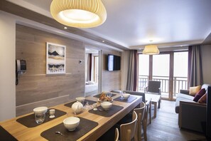 Dining - Wifi, 150m from resort center, fitness, swimming pool, sauna, hammam, balcony, fireplace or stove (Val Cenis)