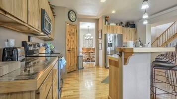 Køleskab, mikrobølgeovn, kogeplade, opvaskemaskine