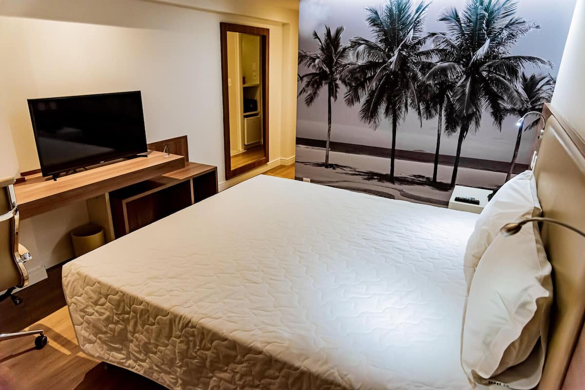 Een minibar, een bureau, geluiddichte muren, gratis wifi