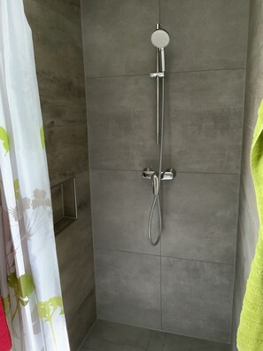 Douche, sèche-cheveux, serviettes fournies, savon