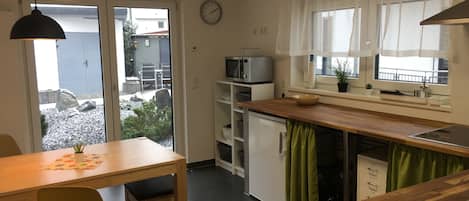 Fridge, microwave, stovetop, dishwasher