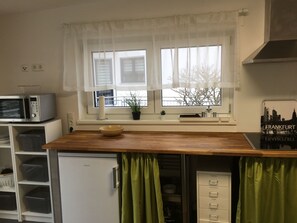 Kühlschrank, Mikrowelle, Herdplatte, Geschirrspüler