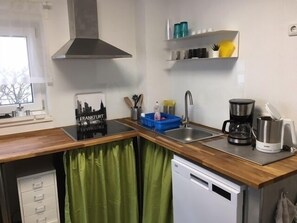 ثلاجة، ميكروويف، موقد طهي مسطح، غسالة أطباق