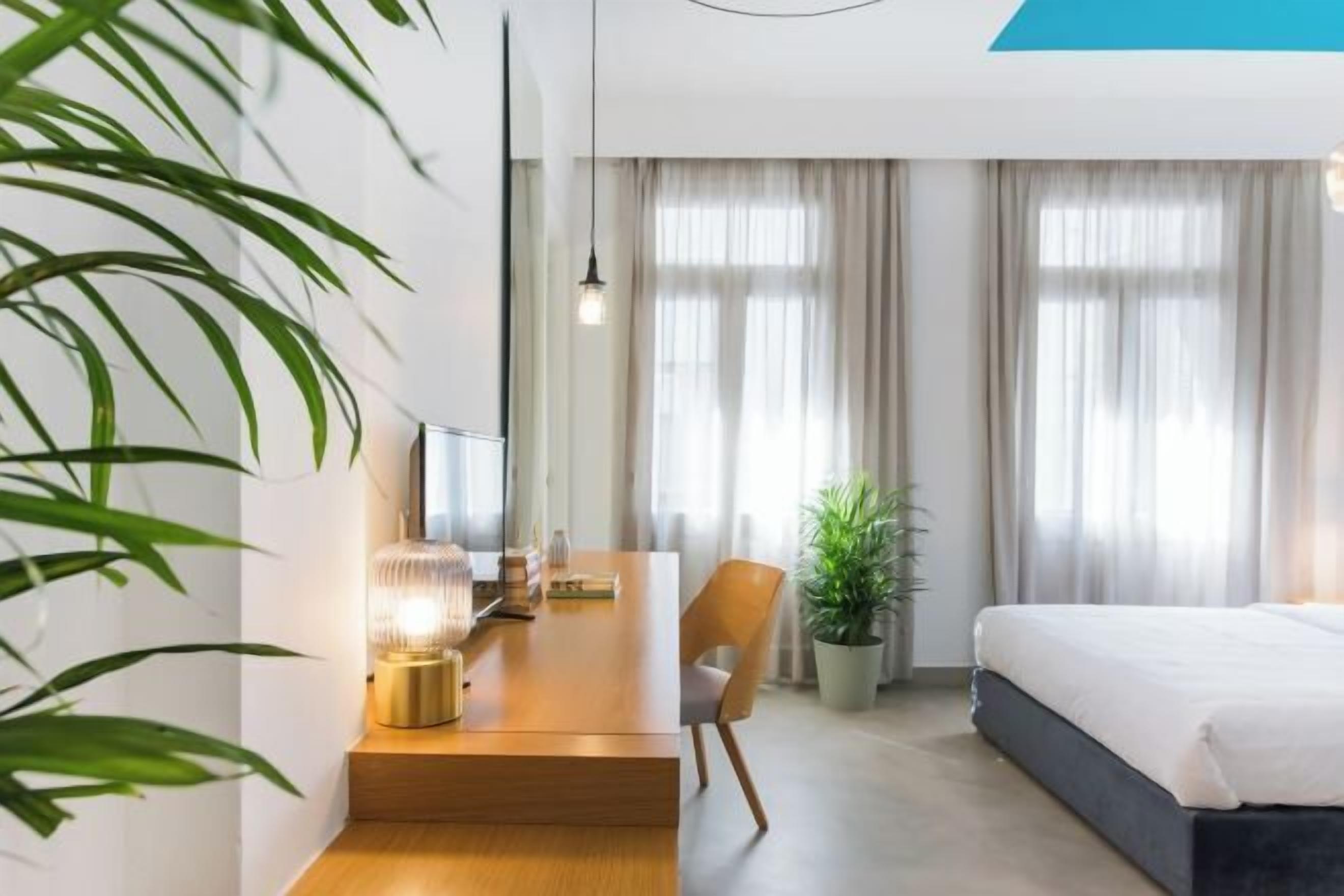 Premium bedding, in-room safe, desk, blackout drapes