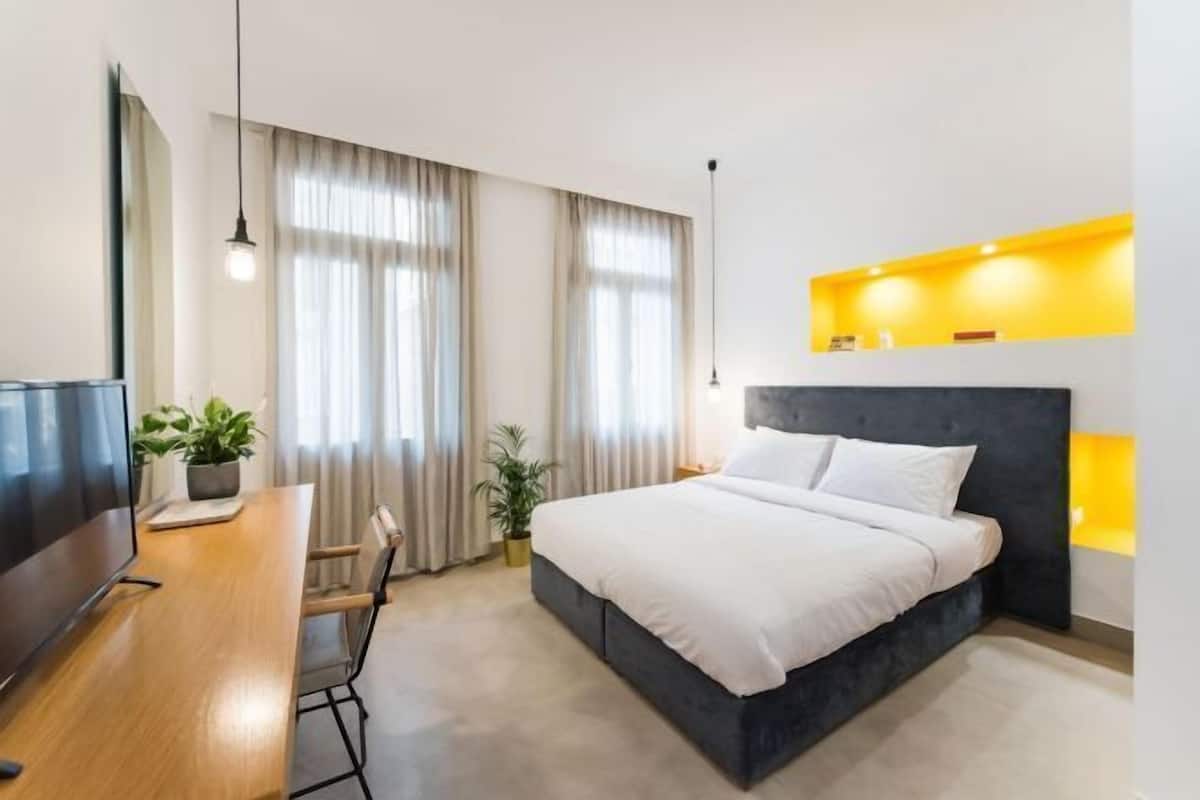 Premium bedding, in-room safe, desk, blackout curtains