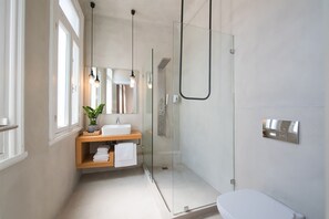 Junior Studio Suite | Bathroom | Shower, rainfall showerhead, designer toiletries, hair dryer - MONK Monastiraki Suites (Athens)