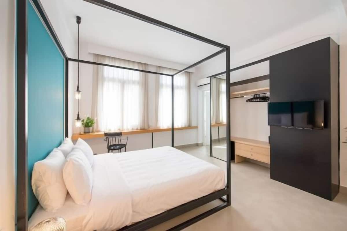 Premium bedding, in-room safe, desk, blackout curtains