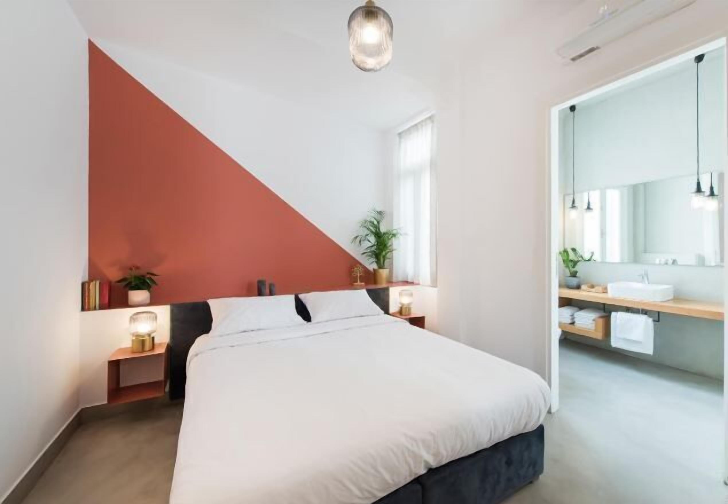 Premium bedding, in-room safe, desk, blackout drapes