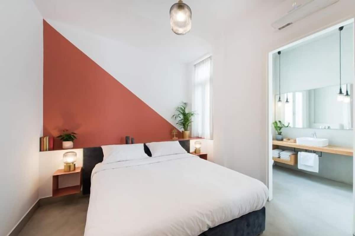 Premium bedding, in-room safe, desk, blackout curtains