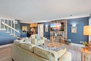 Smart TV, video games - The Anchor House — Experience lakeside luxury at a spacious 5-bedroom retreat in Osage Beach. Enjoy breathtaking views, modern comforts, and direct lake access for the perfect Lake of the Ozarks getaway. (Osage Beach)