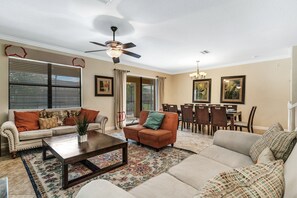 하우스, 침실 여러 개 | 거실 공간 | 스마트 TV