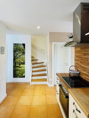 Frigorífico, horno, placa de cocina y lavavajillas