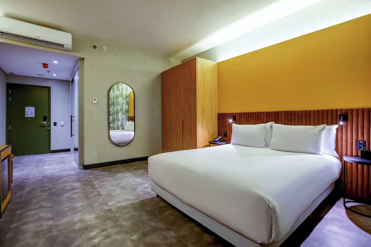 Superior Room, 1 King Bed, Accessible | Premium bedding, pillowtop beds, minibar, in-room safe