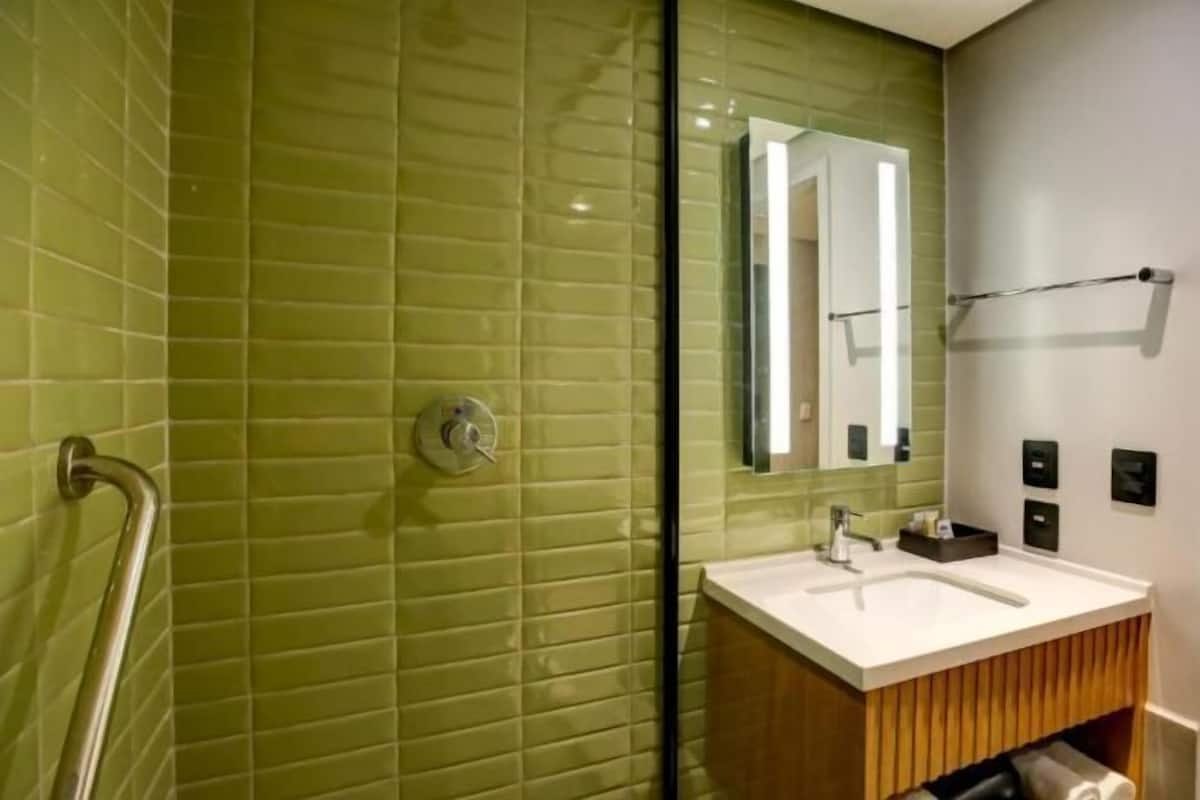 Badezimmer | Dusche, kostenlose Toilettenartikel, Haartrockner, Handtücher