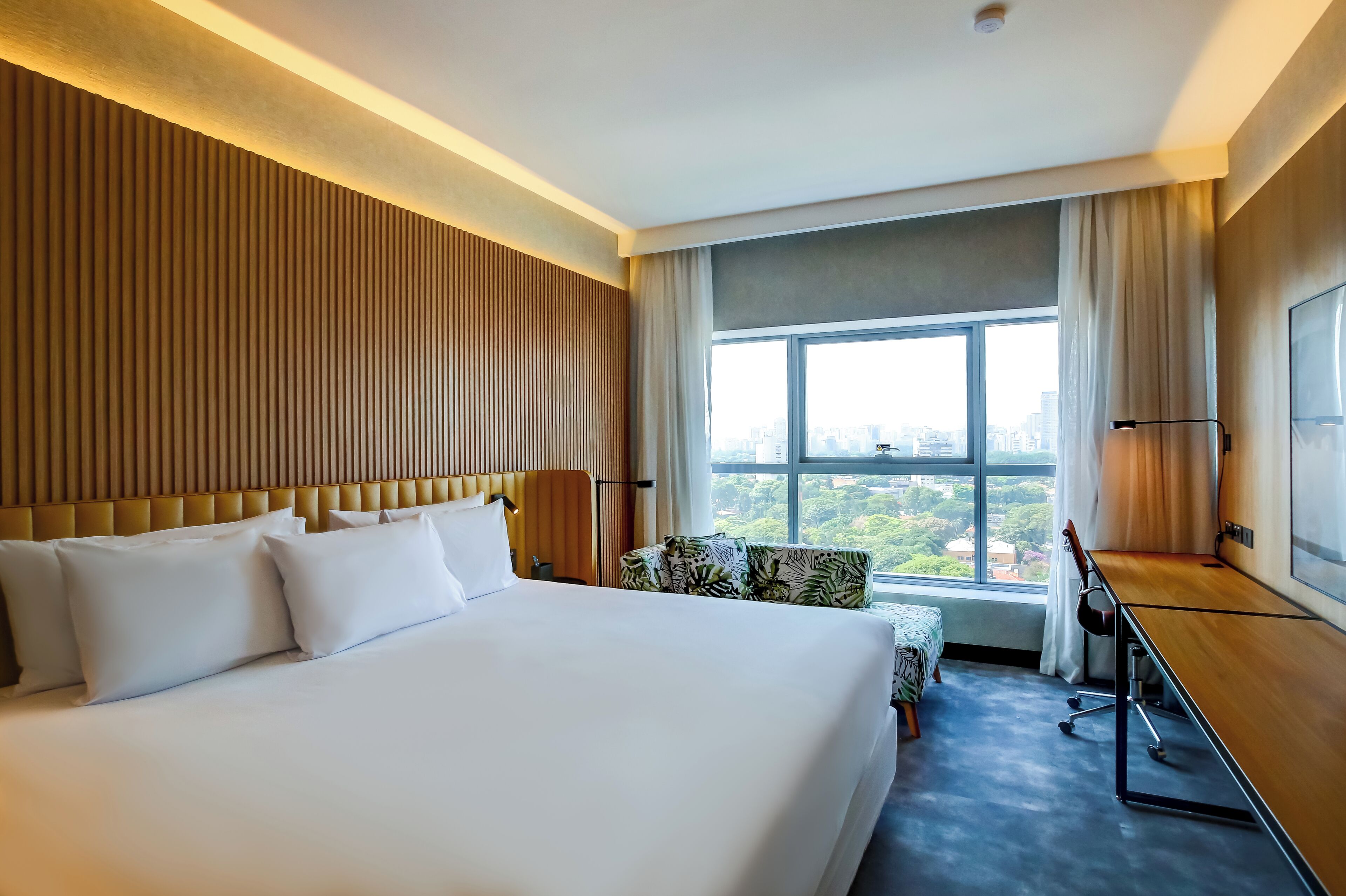Luxury Room, 1 King Bed | Minibar, in-room safe, blackout curtains, soundproofing