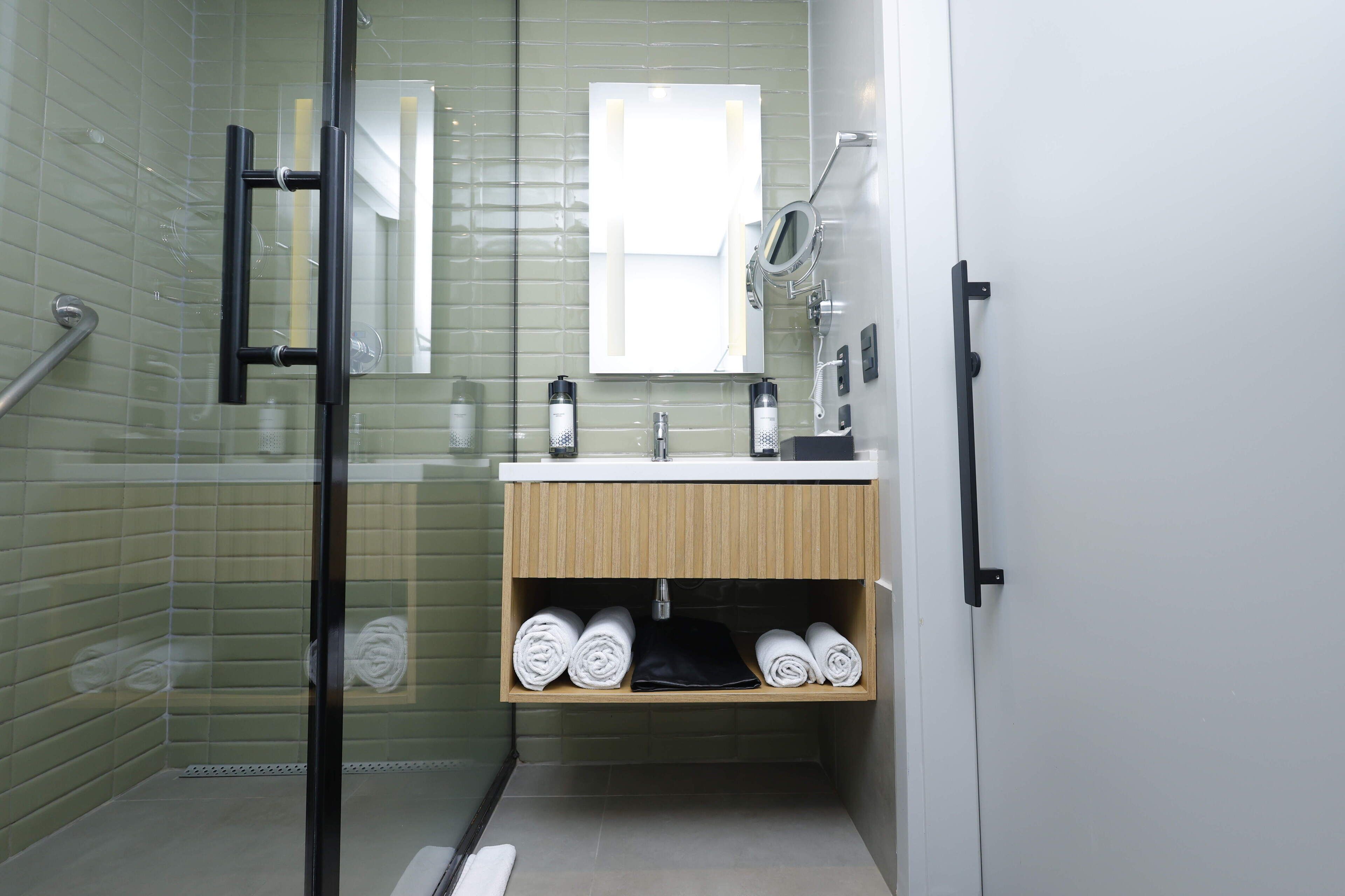 shower, free toiletries, hair dryer, towels