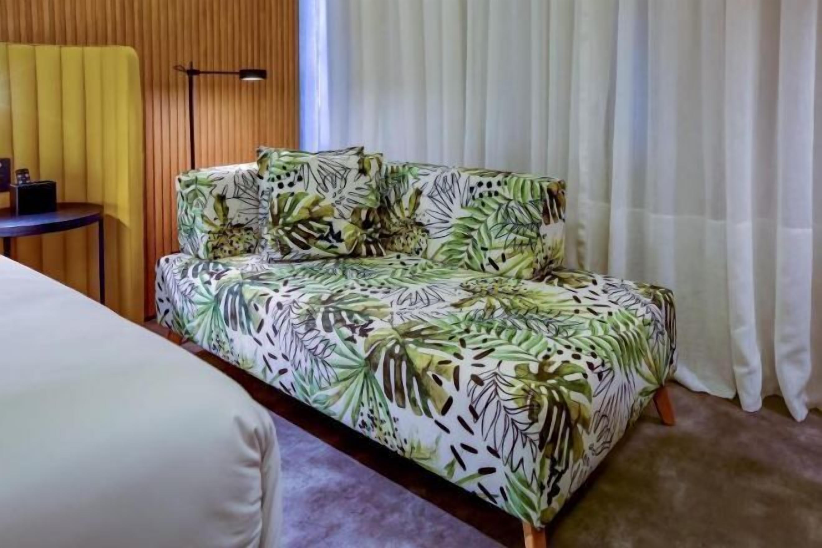 Minibar, coffres-forts dans les chambres, rideaux occultants