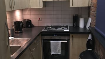 Fridge, oven, stovetop, coffee/tea maker