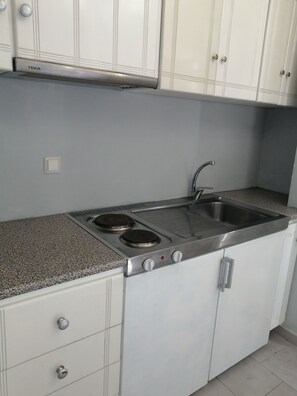 Réfrigérateur, four, plaque de cuisson, cafetière/bouilloire