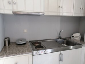 Fridge, oven, stovetop, coffee/tea maker
