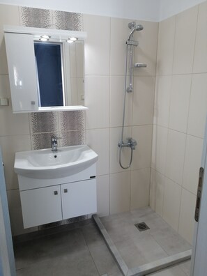 Een bad, handdoeken, zeep, toiletpapier