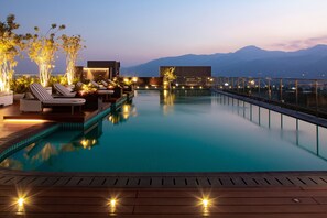 Piscine extérieure, parasols de plage, chaises longues