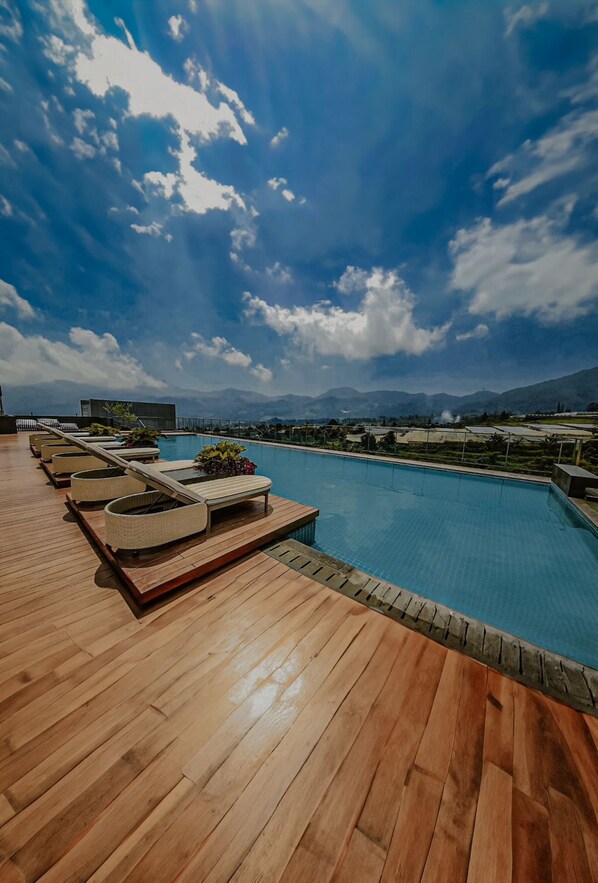 Piscine extérieure, parasols de plage, chaises longues