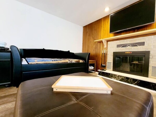 2 bedrooms, iron/ironing board, travel cot, WiFi