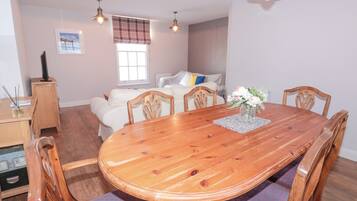 Cottage | Dapur peribadi | Peti sejuk, mesin basuh pinggan mangkuk, cerek elektrik, pembakar roti