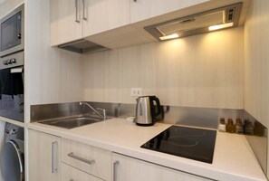 Køleskab, mikrobølgeovn, ovn, kogeplade