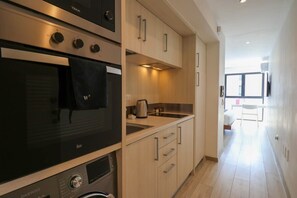 Een koelkast, een microgolfoven, een oven, een kookplaat