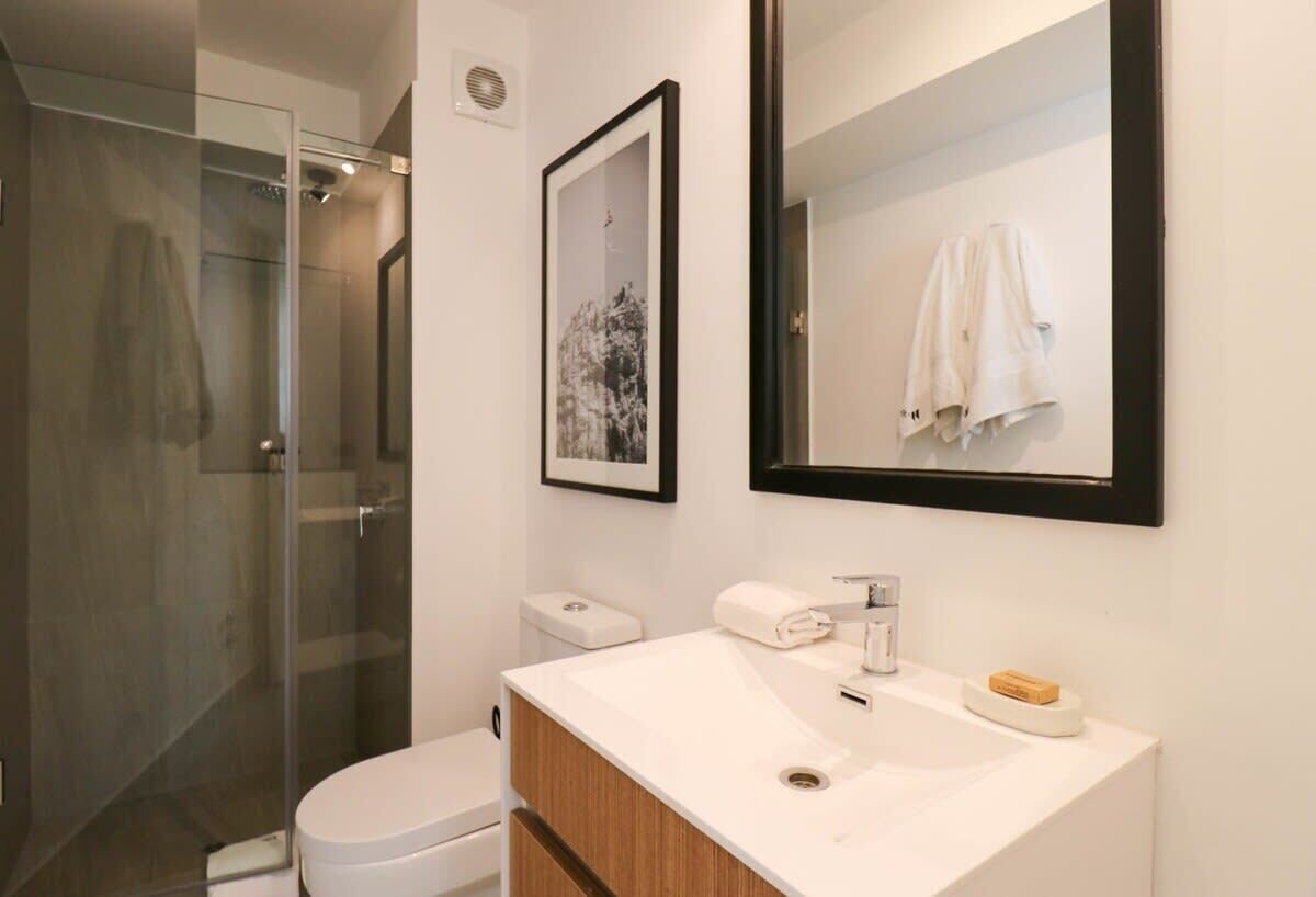 Regadera, secadora de cabello, toallas 