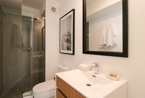 Suihku, hiustenkuivaaja, pyyhkeet