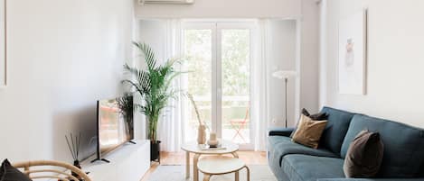 Departamento, 2 habitaciones | Área de sala de estar | Smart TV de 43 pulgadas con canales digitales, televisión y Netflix