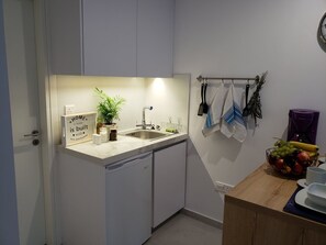 Refrigerador, placa de cocina, cafetera/tetera, utensilios de cocina